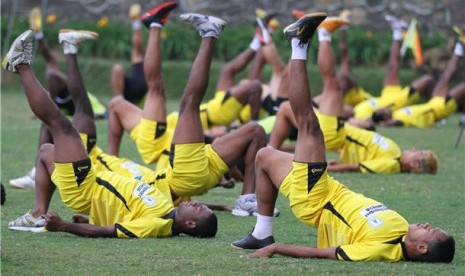  Sejumlah pesepakbola Persipura Jayapura melakukan latihan fisik untuk mempersiapkan diri menghadapi kompetisi. 