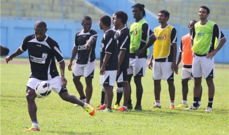  Sejumlah pesepakbola Persipura menggelar sesi latihan. 