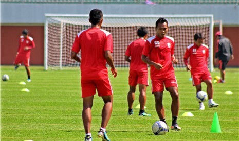 Sejumlah pesepakbola Persis Solo melakukan ujicoba lapangan. (ilustrasi) 