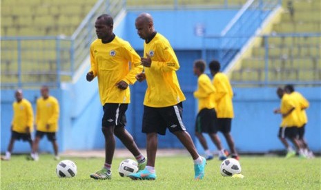 Sejumlah pesepakbola Persiwa Wamena mengikuti sesi latihan.