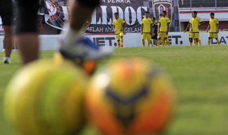 Sejumlah pesepakbola PS Polri melakukan pemanasan saat latihan menjelang turnamen Grup B Piala Bhayangkara 2016 di Stadion I Wayan Dipta, Gianyar, Bali, Kamis (17/3).