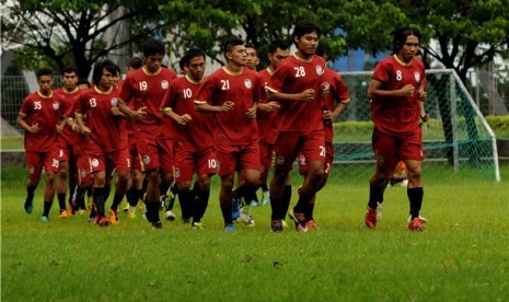 Sejumlah pesepakbola PSM Makassar mengikuti latihan di Lapangan Karebosi, Makassar, Sulsel, jelang bergulirnya perhelatan Indonesian Premier League (IPL) 2013. 