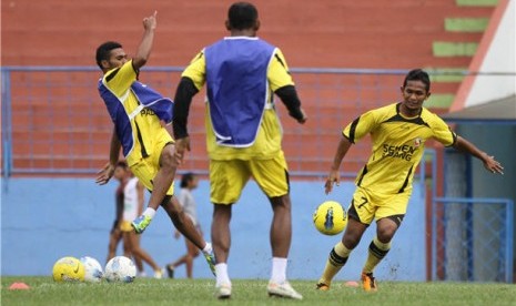 Sejumlah pesepakbola Semen Padang menggelar sesi latihan. 