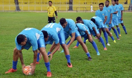 Sejumlah pesepakbola Semen Padang FC, berlatih di Stadion GOR H Agus Salim Padang, Sumatera Barat, Sabtu (15/4). 