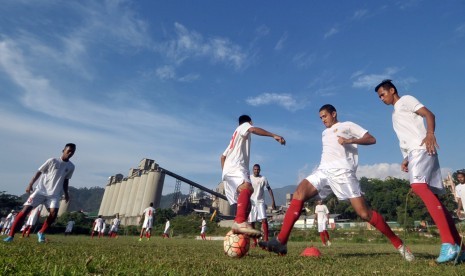 Sejumlah pesepakbola Semen Padang FC menjalani latihan di lapangan mess Indarung, Padang, Sumatera Barat, Selasa (21/3). Manajemen Semen Padang FC menyatakan pihaknya fokus dalam membina pemain lokal untuk memperkuat tim 