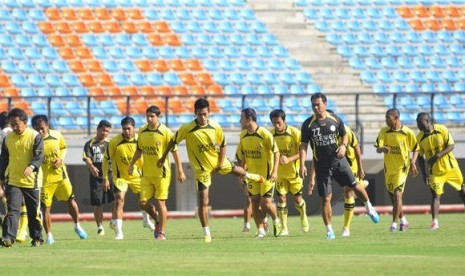 Sejumlah pesepakbola Semen Padang melakukan latihan ketika uji coba lapangan. 