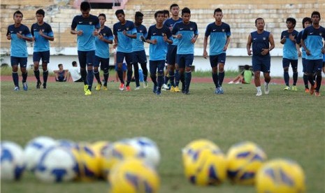  Sejumlah pesepakbola Tim Nasional Indonesia U-19 melakukan latihan di Gelora Delta Sidoarjo, Jawa Timur. 