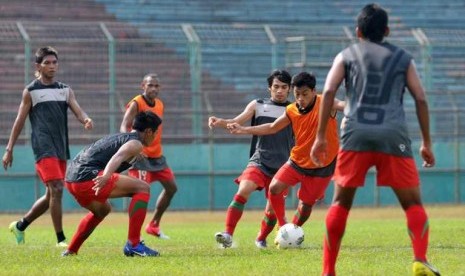 Sejumlah pesepakbola Timnas Indonesia versi PSSI melakukan latihan di Gelora 10 Nopember, Tambaksari, Surabaya, Jatim, Kamis (13/9). Latihan tersebut jelang laga persahabatan melawan timnas Vietnam pada Sabtu (15/9) di Gelora Bung Tomo (GBT) Surabaya.