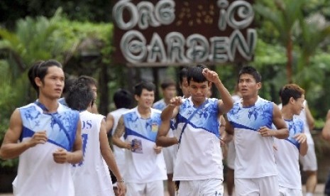 Sejumlah pesepakbola timnas Laos melakukan peregangan otot saat latihan di lapangan hotel Palace Golden Horses, Kuala Lumpur, Malaysia.