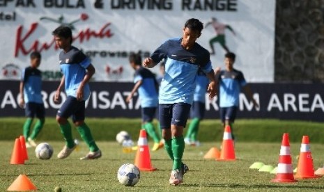 Sejumlah pesepakbola Timnas U-19 berlatih fisik dalam pemusatan latihan di lapangan Agrokusuma, Batu, Jawa Timur, Jumat (22/11). Badan 