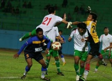 Sejumlah pesepakbola Timnas U23, dan Makasar United berebut bola di kotak pinalti dalam pertandingan ujicoba di Stadion Kanjuruhan, Malang, Jawa Timur, Sabtu (20/8).