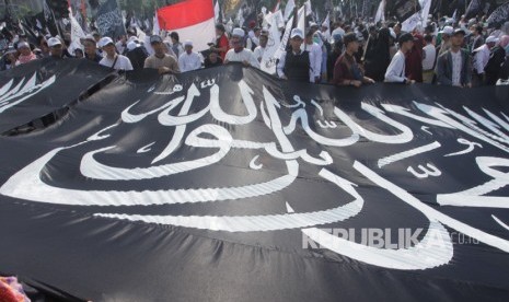 Thousands of people staging a rally on Defend Tawheed 211 thronged the road around the National Monument (Monas) horse statue towards Jalan Medan Merdeka Barat, Jakarta, Friday (Nov 2).