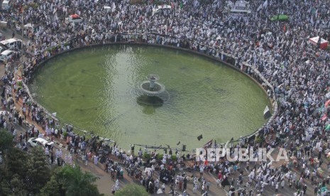 Thousands of people staging a rally on Defend Tawheed 211 thronged the road around the National Monument (Monas) horse statue towards Jalan Medan Merdeka Barat, Jakarta, Friday (Nov 2).