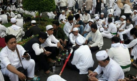 Sejumlah peserta aksi damai mengeluhkan buruknya sinyal saat berunjuk rasa di Jalan Merdeka Barat, Jakarta Pusat.