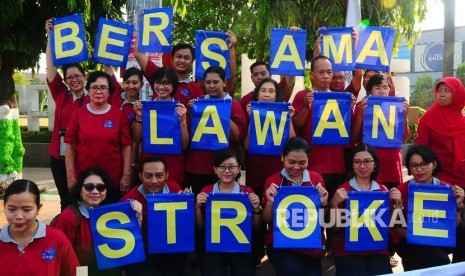 Sejumlah peserta aksi membawa tulisan bersama lawan stroke saat aksi peduli stroke di Alun-Alun Kudus, Jawa Tengah, Selasa (29/10/2019). 