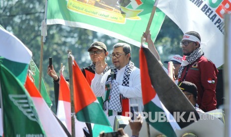 Gubernur Jawa Barat Ahmad Heryawan berorasi pada Aksi bela Palestina Kembalikan Tanah Air Bangsa Palestina di depan Gedung Sate, Kota Bandung, Jumat (13/4).