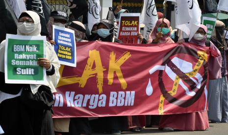 Sejumlah peserta aksi yang tergabung dalam Forum Komunikasi Umat Islam Bersatu (FKUIB) melakukan aksi damai di gedung DPRD Kota Bogor, Jawa Barat, Rabu (7/9/2022). Dalam aksinya tersebut FKUIB menolak dengan tegas kenaikan harga BBM bersubsidi di tengah beban rakyat yang semakin berat akibat pandemi COVID-19 dan naiknya harga-harga kebutuhan pokok. 