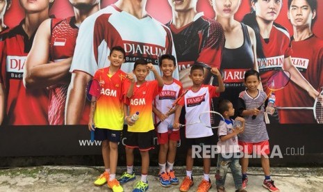 Sejumlah peserta audisi di hari kedua dengan prestasi dan skill yang cukup matang di Audisi Umum Djarum Beasiswa Badminton Balikpapan, Kalimantan Timur, Ahad (15/4). 