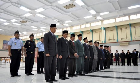  Sejumlah peserta berbaris saat acara pengukuhan panitia penyelenggara ibadah haji (PPIH) embarkasi Jakarta Pondok Gede, Selasa (20/8).  (Republika/Rakhmawaty La'lang)