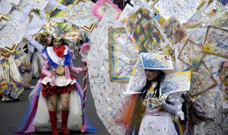 Sejumlah peserta defile Canvas beraksi dalam Jember Fashion Carnaval (JFC) di Jember, Jawa Timur, Minggu (25/8). Karnanal jalan raya sepanjang 3,6 kilometer yang diikuti 750 peserta dengan tema 