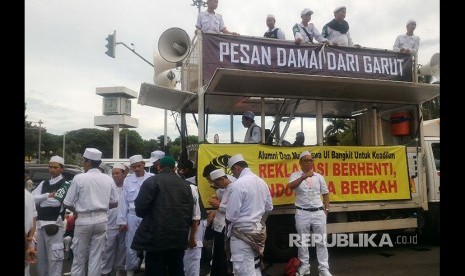 Sejumlah peserta kegiatan Reuni 212 memenuhi jalanan di dekat air mancur dan patung kuda depan Monumen Nasional (Monas), Jakarta, Sabtu (2/12). 