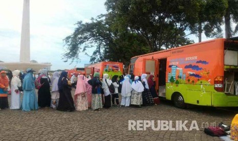 Sejumlah peserta kegiatan reuni 212 menggunakan fasilitas toilet umum yang disiapkan oleh Pemerintah Provinsi DKI Jakarta di kawasan Monumen Nasional, Jakarta, Sabtu (2/12). 