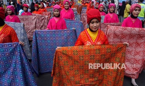 Sejumlah peserta kirab membawa kain batik corak Jlamprang saat kirab budaya tradisi syawalan di Pekalongan, Jawa Tengah, Kamis (21/6).