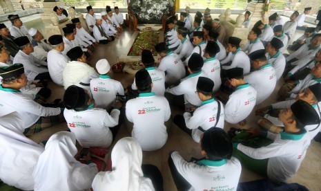 Sejumlah peserta Kirab Resolusi Jihad yang merupakan perwakilan dari seluruh lembaga dan badan otonomi di bawah PBNU, memanjatkan doa di pusara Makam Bung Karno di Kota Blitar, Jawa Timur, Minggu (16/10).