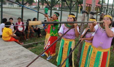 Sejumlah peserta lomba olah raga tradisional menyumpit berusaha mengenai sasaran pada Festival Budaya Isen Mulang di Palangka Raya, Kalimantan Tengah, Jumat (20/5). 