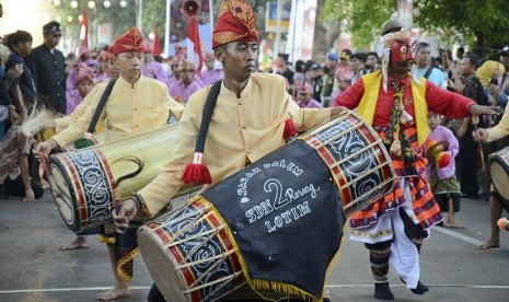 Sejumlah peserta memainkan alat musik tradisional 