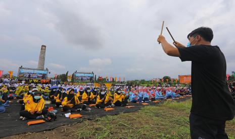 Sejumlah peserta memainkan musik menggunakan genting saat acara Rampak Genteng 2021 di Jatiwangi, Majalengka, Jawa Barat.