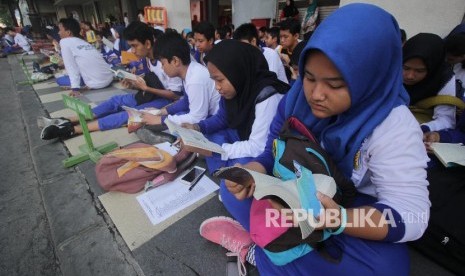 Sejumlah peserta membaca buku saat melakukan aksi baca buku bersama di Surabaya, Jawa Timur (ilustrasi)