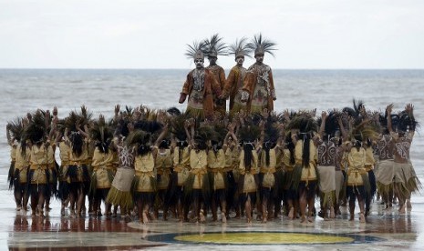 Sejumlah peserta membawakan tarian harmoni raja ampat saat pembukaan acara puncak Sail Raja Ampat 2014 di Pantai Waisai Torang Cinta (WTC), Raja Ampat, Papua Barat, Sabtu (23/8). 