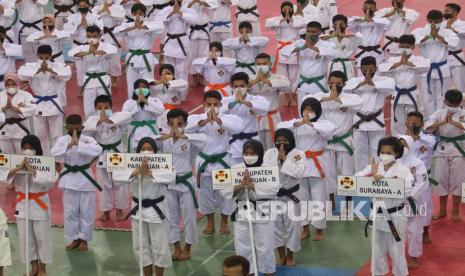 Sejumlah peserta memberi hormat saat pembukaan kejuaraan Shorinji Kempo di Gor Jayabaya, Kota Kediri, Jawa Timur, Sabtu (11/12/2021). Kejuaraan tingkat provinsi Jawa Timur selama dua hari tersebut diikuti sebanyak 235 peserta dari 18 kontingen Kabupaten/Kota sebagai sarana regenerasi atlet muda kempo. 