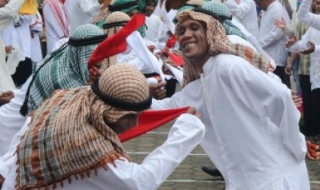 Sejumlah peserta menampilkan Tarian Hadrat saat Festival Budaya Islam Maluku, di pelataran Masjid Raya Alfatah, Ambon, Maluku, Senin (28/8). Selain Lomba Tarian Hadrat, Festival Budaya Islam Maluku yang digelar untuk menyambut Hari Raya Iduladha 1438 Hirjiah juga dimeriahkan dengan lomba foto dan mewarnai. 