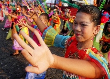 Sejumlah peserta menarikan tarian selamat datang khas budaya Betawi saat Kirab Budaya Betawi di Silang Monas, Jakarta Pusat.