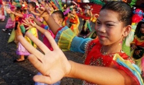 Sejumlah peserta menarikan tarian selamat datang khas budaya Betawi saat Kirab Budaya Betawi di Silang Monas, Jakarta Pusat.