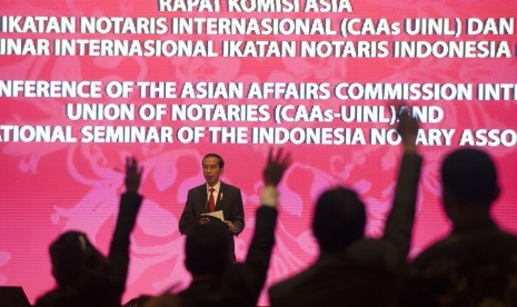 Presiden Jokowi berpidato di hadapan para notaris.