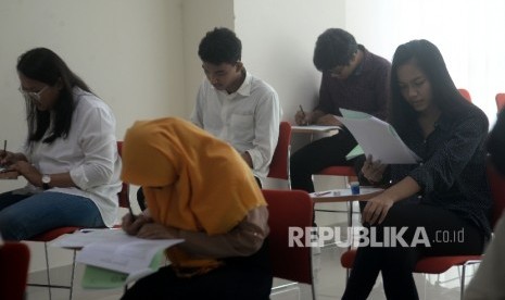 Sejumlah peserta mengerjakan soal ujian Seleksi Bersama Masuk Perguruan Tinggi Negeri (SBMPTN) / Ilustrasi 