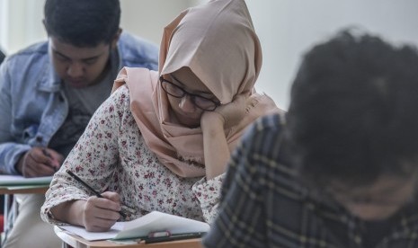 Sejumlah peserta mengerjakan soal ujian Seleksi Bersama Masuk Perguruan Tinggi Negeri (SBMPTN) 2017 di Universitas Negeri Jakarta, 16 Mei 2017. Kementerian Riset, Teknologi dan Pendidikan Tinggi menyatakan 148.066 peserta lulus SBMPTN 2017 akan diumumkan pada Selasa (13/6) mulai pukul 14.00 WIB.