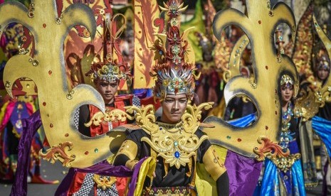 Sejumlah peserta menggunakan kostum bertemakan Putri Mandalika saat mengikuti Parade Budaya Festival Pesona Bau Nyale 2019 di Praya, Lombok Tengah, NTB, Sabtu (23/2/2019) (ilustrasi). Sejumlah pebalap ajang World Superbike (WSBK) 2023 mengikuti Karnaval Budaya Mandalika yang digelar Pemerintah Kabupaten Lombok Tengah, Nusa Tenggara Barat (NTB) di Kawasan Ekonomi Khusus (KEK) Mandalika.