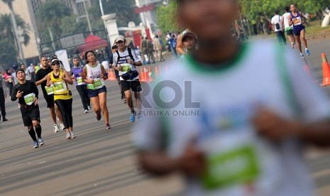   Sejumlah peserta mengikuti lomba lari Jakarta Marathon 2013, Ahad (27/10).  (Republika/Prayogi)