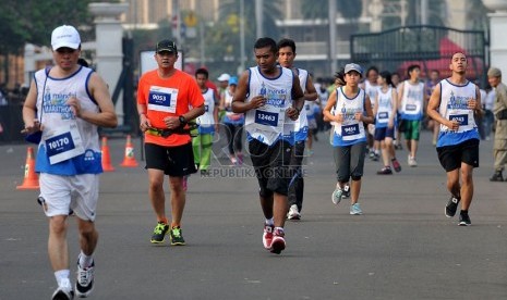   Sejumlah peserta mengikuti lomba lari Jakarta Marathon 2013, Ahad (27/10).  (Republika/Prayogi)