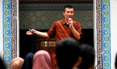 Sejumlah peserta mengikuti pelatihan fotografi di Masjid Agung Sunda Kelapa, Jakarta Pusat. Pelatihan ini diadakan oleh Remaja Masjid Sunda Kelapa (RISKA).