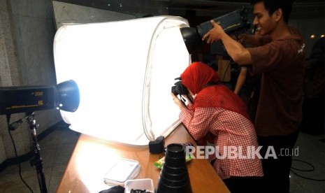 Sejumlah peserta mengikuti pelatihan fotografi di Masjid Agung Sunda Kelapa, Jakarta Pusat, Ahad (8/1). 