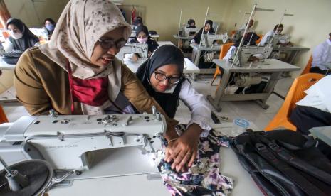 Sejumlah peserta mengikuti pelatihan menjahit di Balai Latihan Kerja dan Indrustri (BLKI), Desa Blang Adoe, Kuta Makmur, Aceh Utara, Aceh, Selasa (22/2/2022). BLKI Dinas Penanaman Modal, Transmigrasi dan Tenaga Kerja Aceh Utara membuka 6 kejuruan pelatihan kerja berbasis kompetensi meliputi Menjahit, Digital Marketing, Kelistrikan, Perawatan AC Residential, Furniture Kayu, Pembuatan Roti dan Kue untuk perbekalan ketrampilan remaja pengangguran di tengah pandemi COVID-19. 