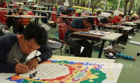 Sejumlah peserta mengikuti perlombaan Kaligrafi Quran pad ajang Musbakoh Tilawatil Quran (MTQ) ke- 16 tingkat Provinsi Banten yang berlangsung di Kota Tangerang, Tangerang, Banten, Senin (25/3/2019).