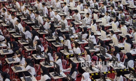 Sejumlah peserta mengikuti Seleksi Kompetensi Dasar (SKD) berbasis Computer Assisted Test (CAT) untuk Calon Pegawai Negeri Sipil (CPNS) Pemprov Jabar di GOR Arcamanik, Bandung, Jawa Barat, Kamis (30/1/2020).