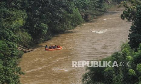 Sejumlah peserta mengikuti susur sungai di Sungai Ciliwung, Saung Bambon, Jakarta Selatan, Selasa (9/11/2021). Dalam rangka Festival Ciliwung yang ke-3 aktivis Ciliwung mengadakan susur sungai untuk mengedukasi masyarakat tentang kepedulian terhadap sungai serta ekosistem sungai Ciliwung. 