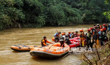 Sejumlah peserta mengikuti susur sungai di Sungai Ciliwung, Saung Bambon, Jakarta Selatan, Selasa (9/11/2021). Dalam rangka Festival Ciliwung yang ke-3 aktivis Ciliwung mengadakan susur sungai untuk mengedukasi masyarakat tentang kepedulian terhadap sungai serta ekosistem sungai Ciliwung. 